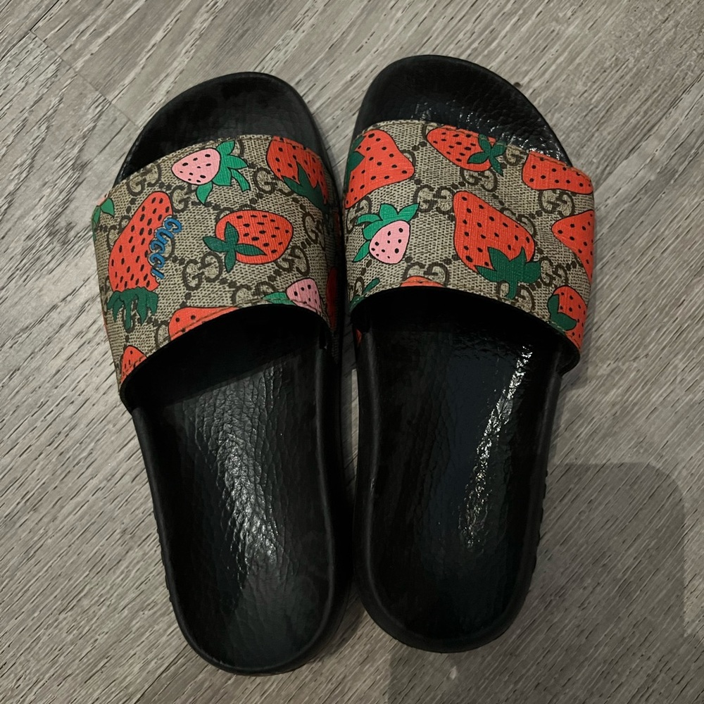 Used Gucci slides